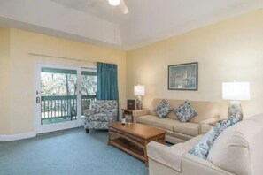 Televisie, videospelletjes, een dvd-speler en tafelvoetbal