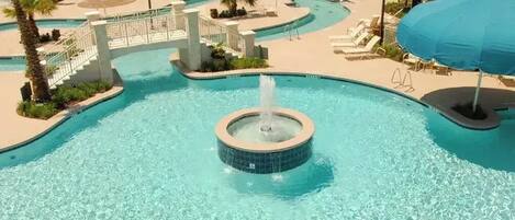 Utendørsbasseng og et oppvarmet basseng