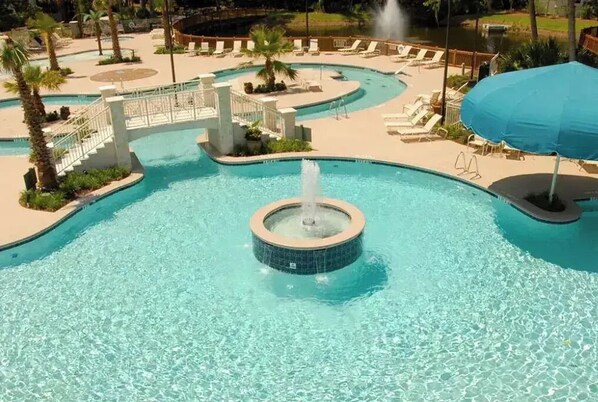 Een buitenzwembad en een verwarmd zwembad