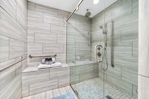 Bruser, hårtørrer, håndklæder