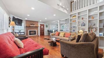 Een televisie, een open haard, boeken en een kantoor