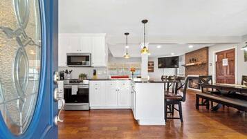 Een koelkast, een magnetron, een oven, een kookplaat