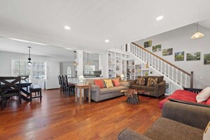 Smart TV, chimenea, libros y oficina