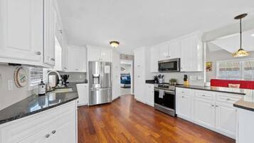 Een koelkast, een magnetron, een oven, een kookplaat