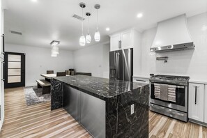 Fridge, microwave, oven, stovetop - Desert Oasis in the center of the city of Palmdale (Palmdale)