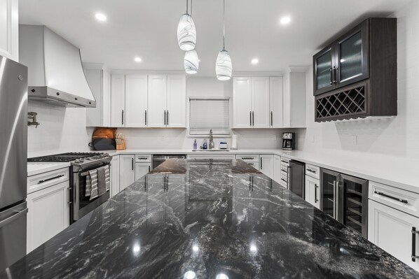 Fridge, microwave, oven, stovetop - Desert Oasis in the center of the city of Palmdale (Palmdale)