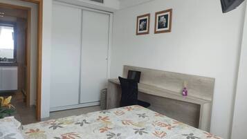 1 dormitori, planxa i posts de planxar, wifi i roba de llit