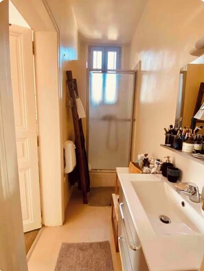 Ducha, secador de pelo, toallas, jabón