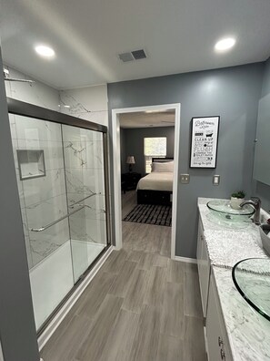 5 bedrooms, iron/ironing board, free WiFi, bed sheets