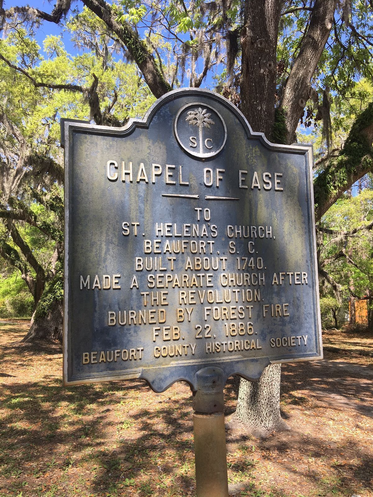 Ein historisches Schild mit der Aufschrift „CHAPEL OF EASE“, gewidmet der St. Helena's Church, erbaut um 1740, nach der Revolution abgetrennt und am 22. Februar 1886 durch einen Waldbrand zerstört.