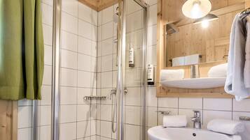 Bruser, hårtørrer, håndklæder, Toiletpapir