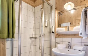 Douche, sèche-cheveux, serviettes fournies, papier toilette