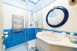 Shower, hair dryer, bidet, towels - Marescala vacation - Doria Home, spacious apartment in Sorrento town. (Sorrento)