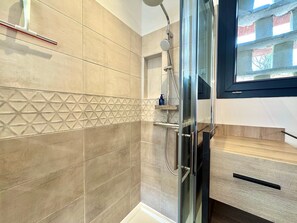 Shower, towels