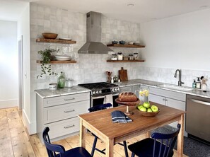 Fridge, microwave, oven, stovetop - Lakeside Lodging, Elevated - Walk to Village shops (Belgrade)
