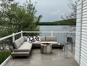 Terrace/patio - Lakeside Lodging, Elevated - Walk to Village shops (Belgrade)