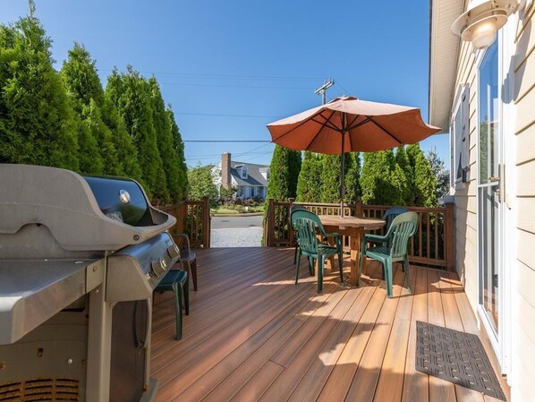 Outdoor dining - Charming 3-Bedroom Home Near Beach (Cape May)