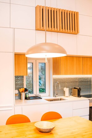 Réfrigérateur, four à micro-ondes, un four, surface de cuisson
