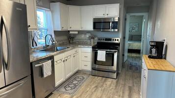 Microondas, horno, parrilla de estufa y lavavajillas