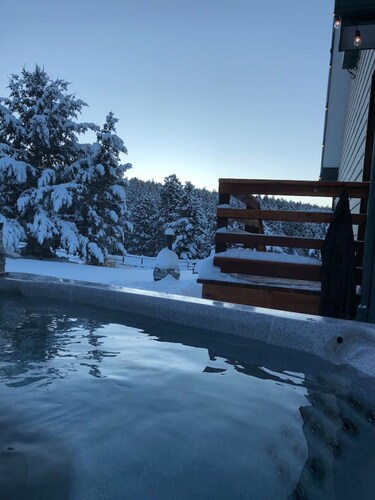 The Hideaway for 2 at Lone Moose Lodge Priv HotTub
