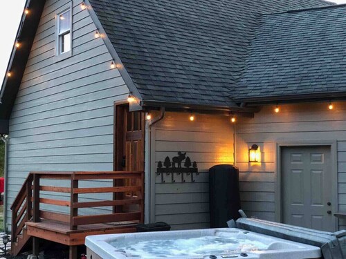 The Hideaway for 2 at Lone Moose Lodge Priv HotTub