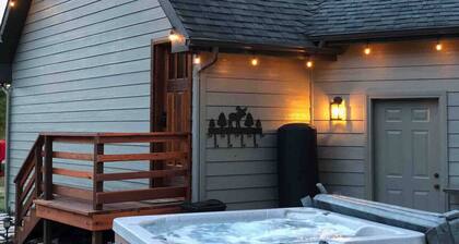 The Hideaway for 2 at Lone Moose Lodge Priv HotTub