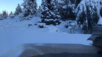 Banyera d'hidromassatge a l'aire lliure