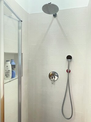 Dusche, Haartrockner, Bidet, Handtücher