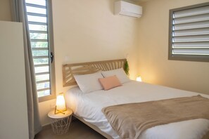 2 habitaciones, escritorio y tabla de planchar con plancha 