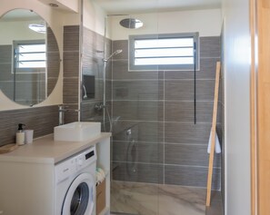 Shower, hair dryer, towels