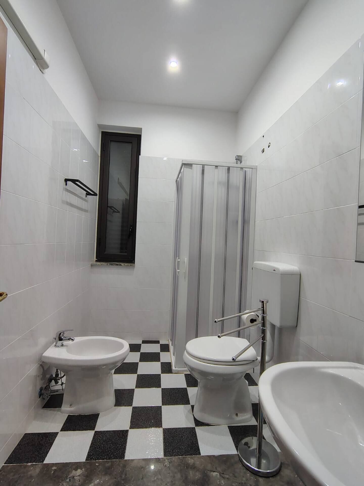 Ducha, secador de pelo, bidé y toallas