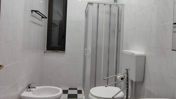 Dusche, Haartrockner, Bidet, HandtĂŒcher