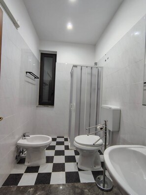 Douche, sèche-cheveux, bidet, serviettes fournies