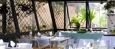 Buffet déjeuner gratuit tous les jours
