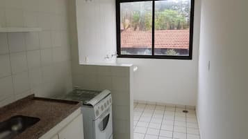 Quarto solteiro standard, sacada | Cozinha privada | Geladeira, fogão