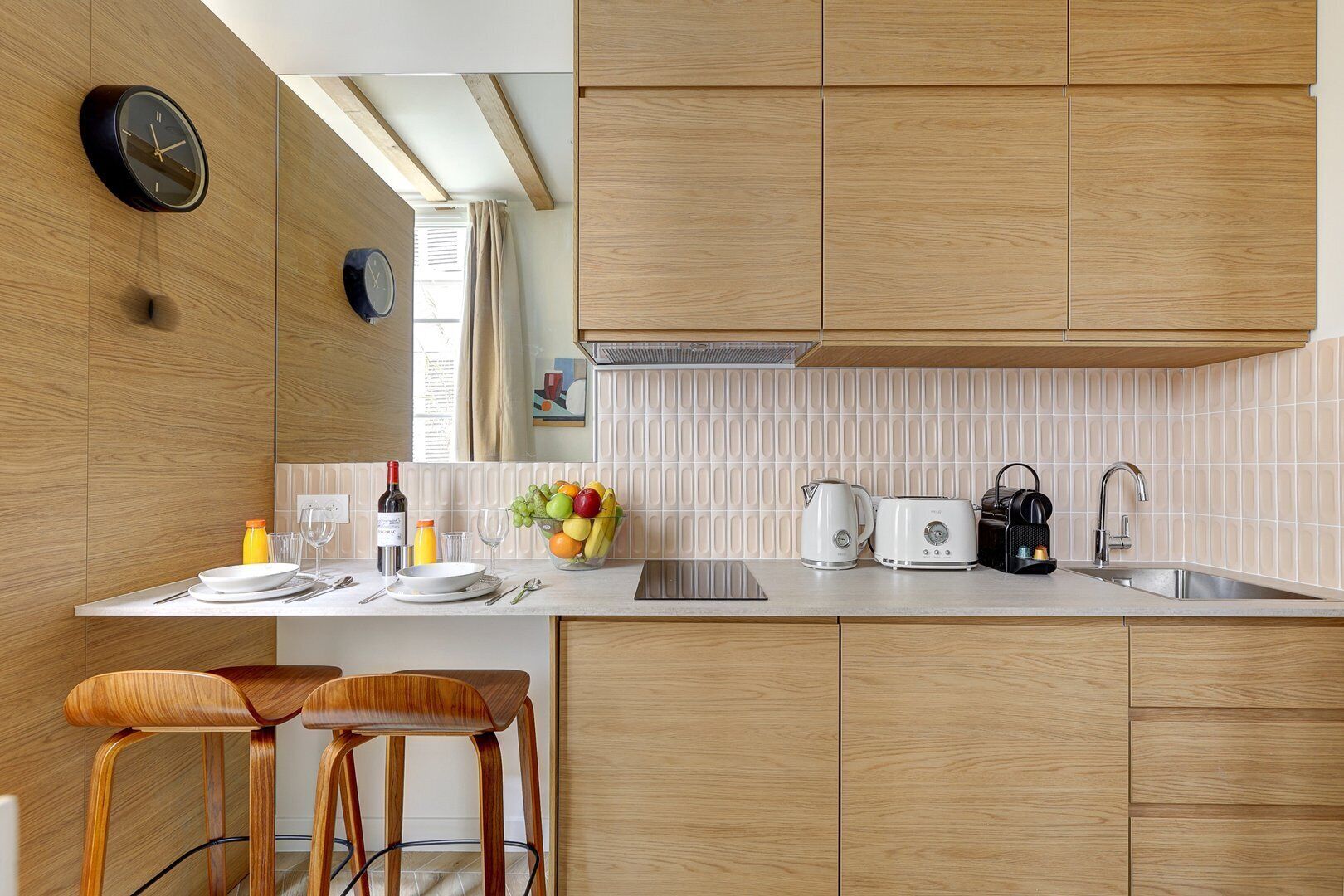 Réfrigérateur, micro-ondes, cafetière/bouilloire, grille-pain