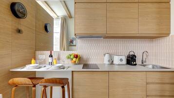 Réfrigérateur, micro-ondes, cafetiÚre/bouilloire, grille-pain