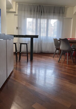 Classic Apartment, City View | Living area