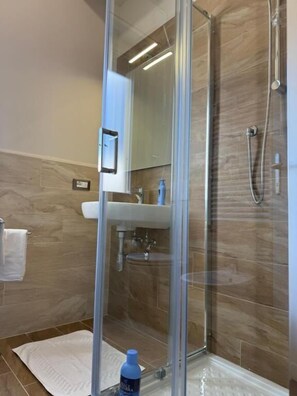 Appartement Ville | Salle de bain | Douche, sèche-cheveux, serviettes fournies, savon