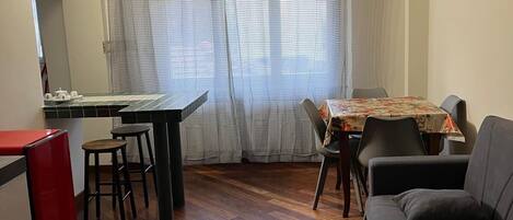 Apartamento clássico, vista para a cidade | Área de estar