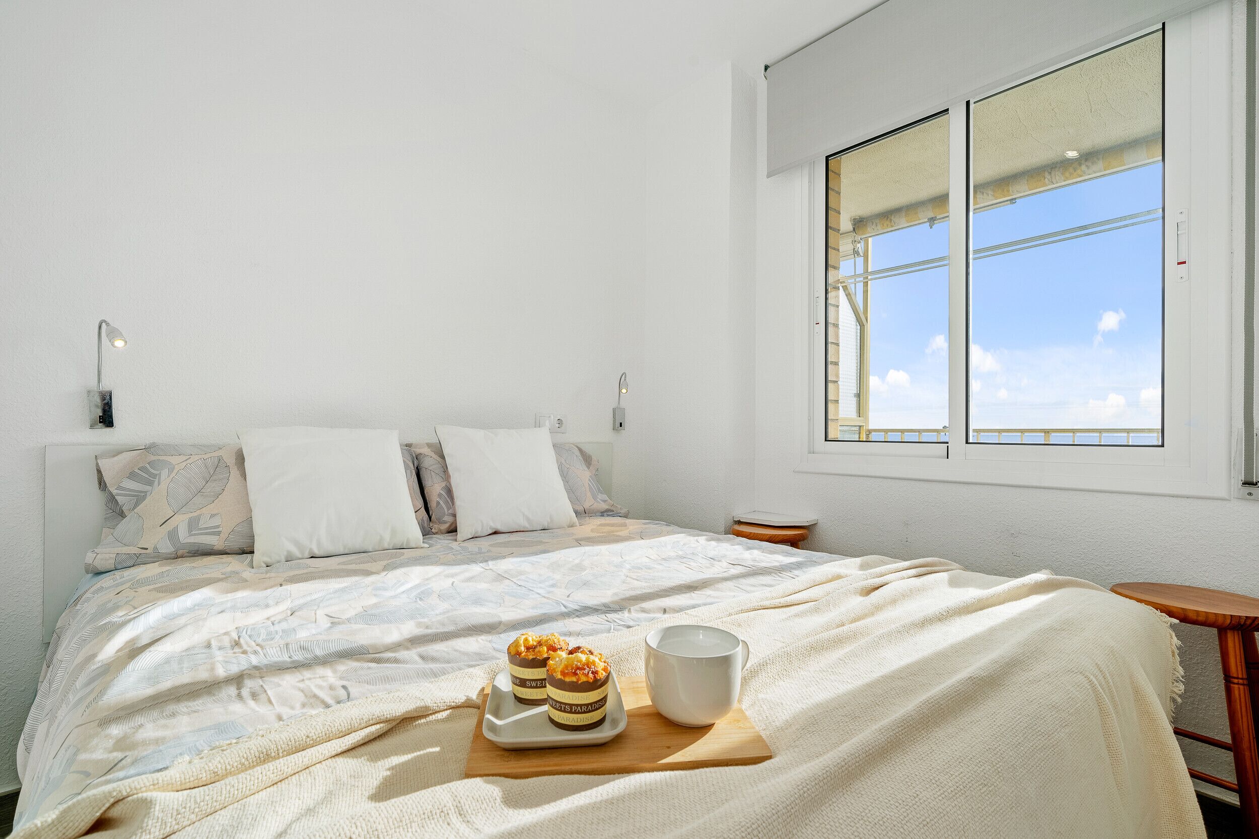 Tabla de planchar con plancha, wifi gratis y ropa de cama 