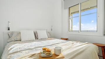 Tabla de planchar con plancha, wifi gratis y ropa de cama