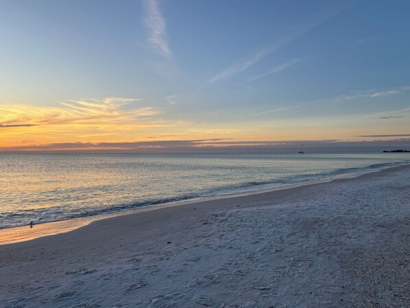 A beach with a clear sky and calm sea. - Fall Specials! Heated Pool, Hot Tub, Pickleball, Theater, Game Room, Near Beach (Bradenton)