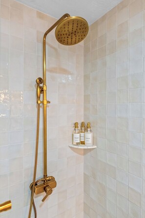 Dusche, Haartrockner, Handtücher, Seife