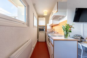 Jääkaappi, mikroaaltouuni, uuni, astianpesukone