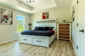 3 Schlafzimmer, Schreibtisch, Bügeleisen/Bügelbrett, Reisekinderbett