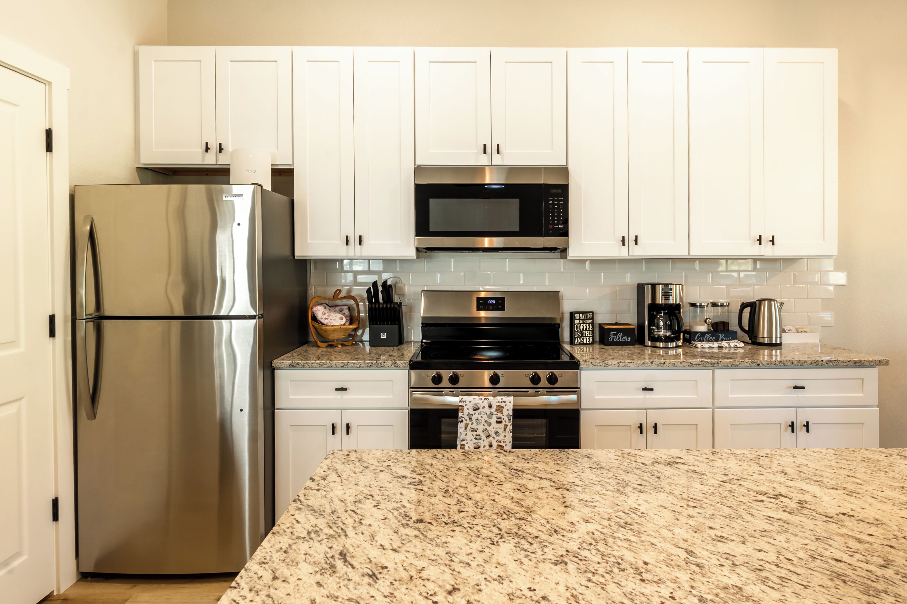 雪櫃、微波爐、焗爐、爐具