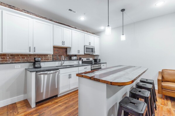 Private kitchen - Charming 1-bedroom apartment in brilliant Chattanooga with AC, WiFi (Chattanooga)