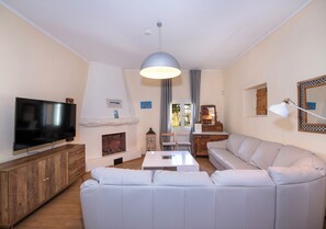 Una Smart TV, una chimenea