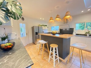 Jääkaappi, mikroaaltouuni, uuni, astianpesukone